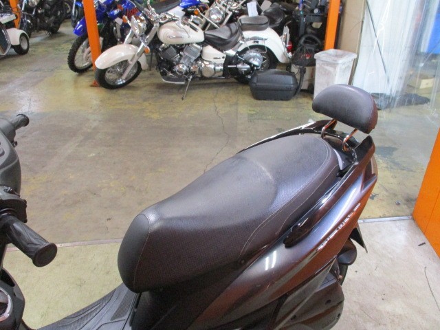 シートもこの通り破れもなければへたりもありません！バックレストも装備済み！タンデムも楽々ですよ！！